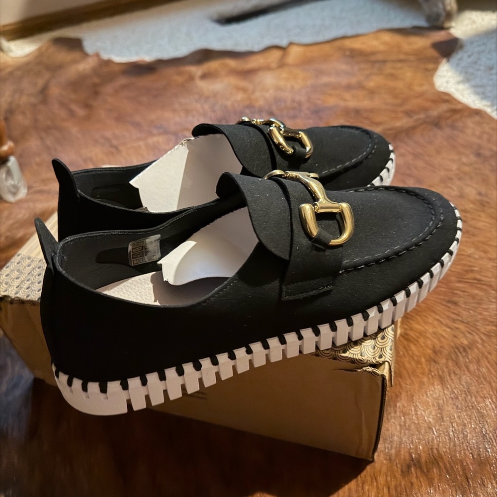 Stylish Black Loafers with Gold Accent